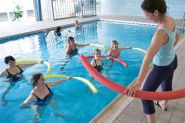 Foto: Menschen bei Gymnastikübungen im Wasser